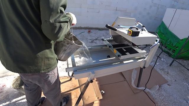 Как правильно РЕЗАТЬ КИРПИЧ! Камнерезный станок HELMUT ST 350-800 ! Обзор и отзыв каменщика! смотреть онлайн