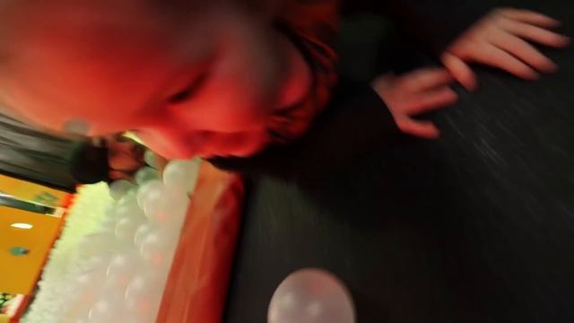 BALL PiT PARK!! Ultimate obstacle course challenge with Adley & Niko! playing Hide N Seek inside смотреть онлайн