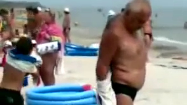 Мужик на пляже "рубашку" надевает Ржунимааагу!!!! смотреть онлайн