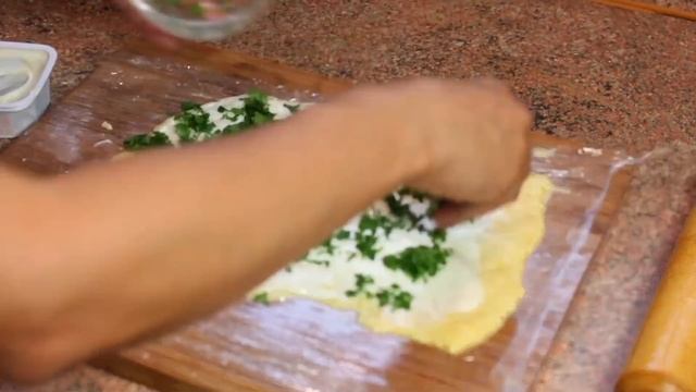 Сырные рулеты с двумя разными начинками смотреть онлайн