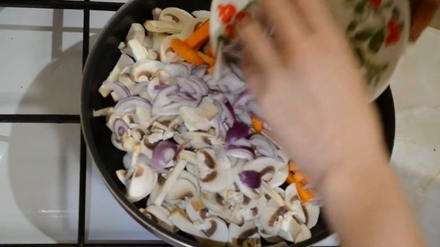 Яичная лапша ВОК с курицей, грибами и овощами смотреть онлайн