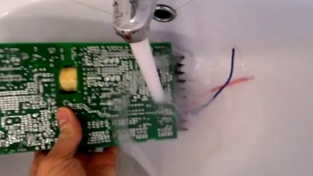 Моем рабочий БП 24v - 48v в раковине. смотреть онлайн