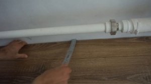 Разметка, подрезка и стыковка последнего ряда ламината. Укладка ламината своими руками.