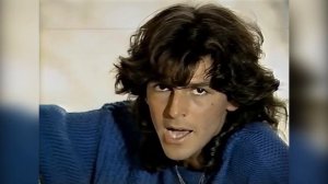 Томас Андерс поёт под гитару.