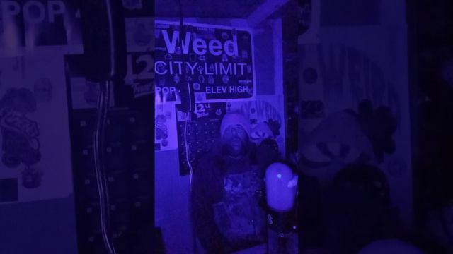 under the #blacklight, #high we will become. #StundenGlass is the way to #smoke this #purplenerple смотреть онлайн