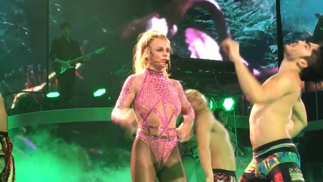 Britney Spears - Toxic (Piece of Me 2/1/17) смотреть онлайн