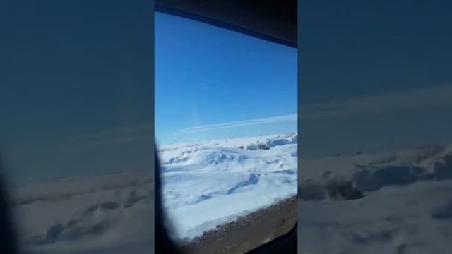 Красивое место зимой когда полностью щавалено снегом.