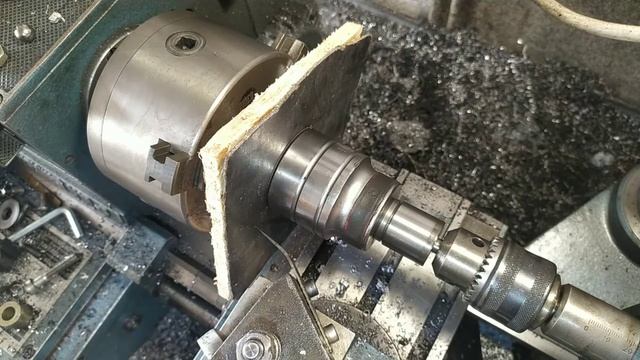 Прокладка приемной трубы глушителя Mersedes A180 на токарном.