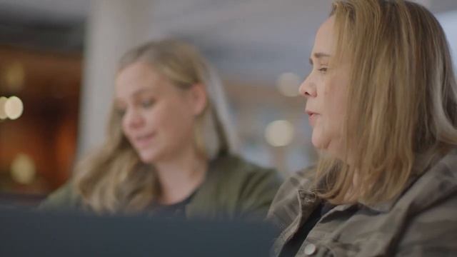 Surface Laptop SE: máy tính SIÊU RẺ đến từ Microsoft! смотреть онлайн