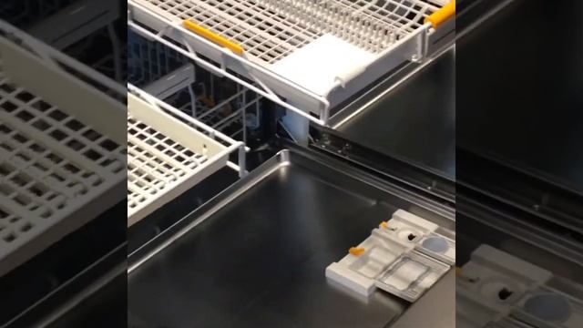 Miele's Cutlery Tray Explained by Miele's Training Staff смотреть онлайн