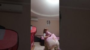 заправляю кровать и учу вас