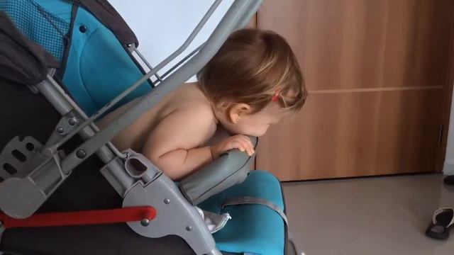 Растим ребёнка за границей. Залезла в коляску / Raising Up A Child Abroad. Climbing The Stroller.