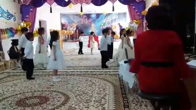 Асема танцует свой первый вальс смотреть онлайн