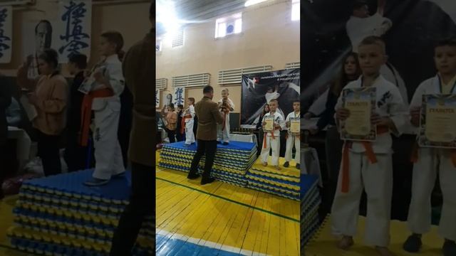 Вручения награды 1 место за бой-кумитэ киокушинкай каратэ Бубчик Даньчик смотреть онлайн