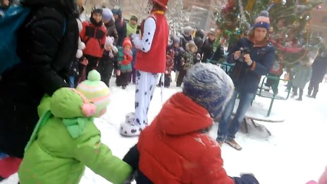 Водим хоровод вокруг ёлки во дворе дома Никитинская 66А .(1) смотреть онлайн