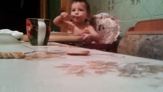 Данька кушает суп