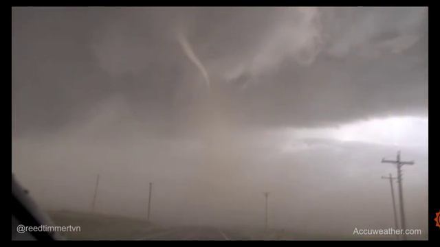 заснял мощное торнадо в России 😳🌪️🌀 смотреть онлайн