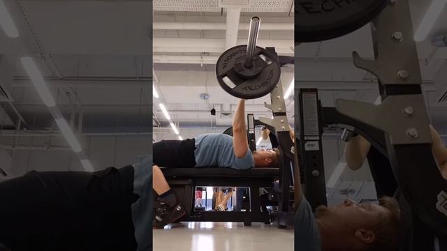 Разгон. Неделя 1. Жим штанги лежа с паузой смотреть онлайн