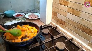 Очень вкусная тыква с куриным филе на сковороде в сметанном соусе