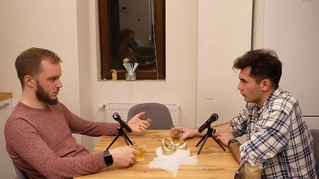Пока пьем кофе #1. Зачем уезжать из России? Даниэль Фельдман, предприниматель, продакт-менеджер. смотреть онлайн