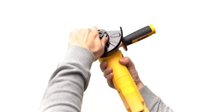 Шлифмашина угловая DEWALT DWE4205 смотреть онлайн