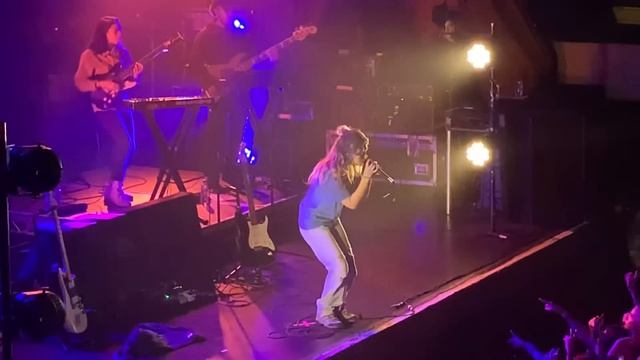 Clairo ‘Sofia’ O2 Ritz Manchester 7/12/19 смотреть онлайн