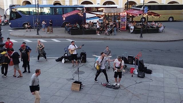 Кино – Красно-жёлтые дни. Кавер от уличных музыкантов на Думской (СПб) смотреть онлайн