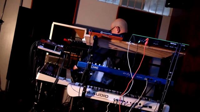 Trespagua/ música electrónica chilena, utilizando ROLAND TR8, entre otros смотреть онлайн
