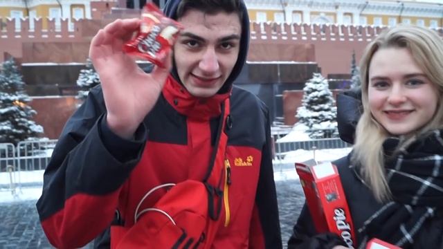 ДАРЮ ПОДАРКИ ПРОХОЖИМ НА УЛИЦЕ | САМОЕ НОВОГОДНЕЕ ВИДЕО смотреть онлайн