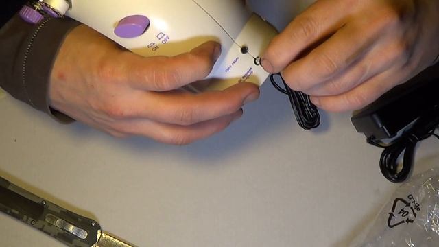 Посылка из Китая №289 Мини швейная машинка. Работает и неплохо шьет. смотреть онлайн