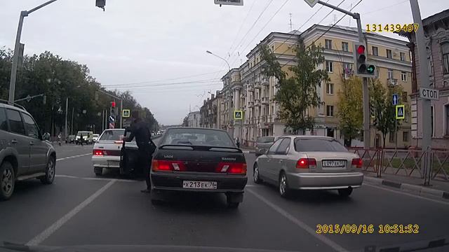 ВАЗ 2115 О003ВН76 и ВАЗ 2115 Х213ЕК76 не поделили дорогу 16.09.15 Ярослалвь (Московский проспект) смотреть онлайн