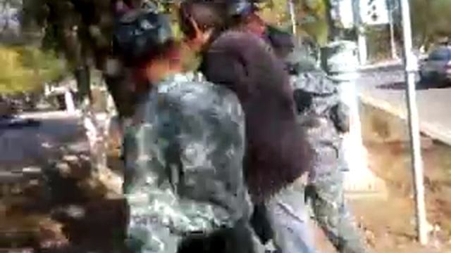 Солдаты с 5451 помогли человеку смотреть онлайн