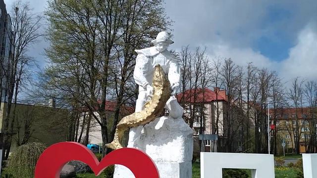 Город Пионерский. Памятник рыбаку. смотреть онлайн