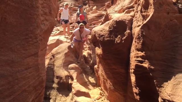 It’s very narrow but you can make it ;) tourists from Hungary in Salama’s Canyon смотреть онлайн