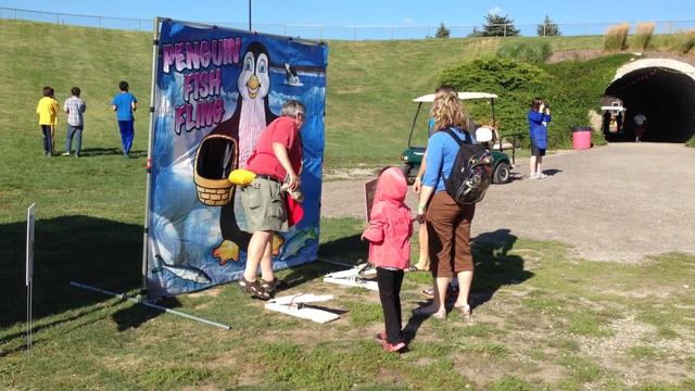 Niagara Inflatables Penguin Fish Fling Carnival Game смотреть онлайн