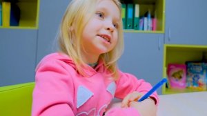 ЧТО ДЕВОЧКИ РЕШИЛИ Подарить МАРГАРИТЕ на 8е МАРТА в Школе