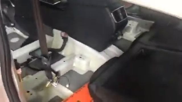 После разбора салона Киа Оптима появляется отличный случай посмотреть на заводскую виброизоляцию смотреть онлайн