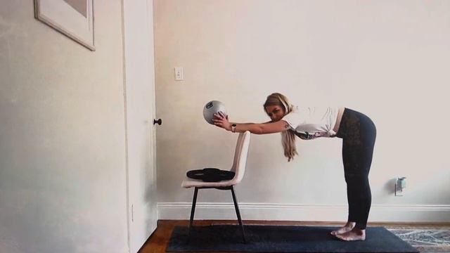 4.5 Minute Barre Leg Burn w/ Pilates Ball смотреть онлайн