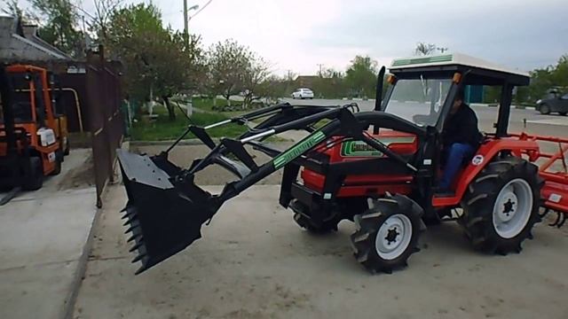 Японский мини-трактор Hinomoto N279D с погрузчиком смотреть онлайн
