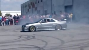 Жесткий дрифт на Nissan Skyline!