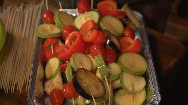 Попробуй! Свиные стейки и запеченные овощи гриль смотреть онлайн