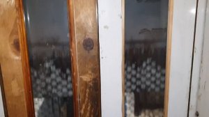 Старый распашной лифт в жилом доме