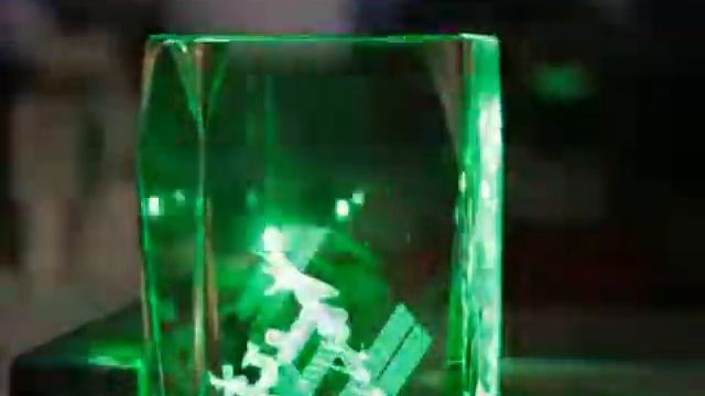 Лазерная гравировка внутри стекла Станция Альфа смотреть онлайн