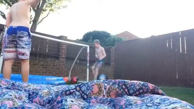 Paddling Pool Football Challenges! ? смотреть онлайн