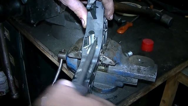 Solucionar el porque se queda abajo el pedal de embrague смотреть онлайн