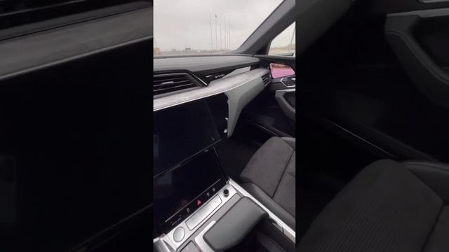 Audi e-tron quattro смотреть онлайн