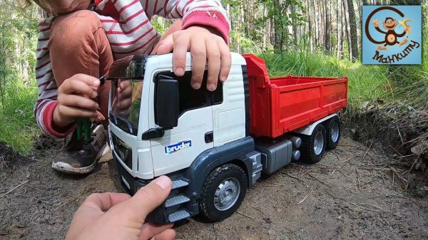 Дети и машинки, игрушки Bruder, самосвал и погрузчик-лесовоз. МанкиТайм