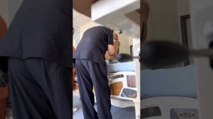 Выкачивает хирург у пациента жидкость из легких профессионал своего дела помогает людям дышать!😎👍