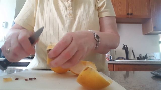 Seeds in a Golden Delicious apple смотреть онлайн