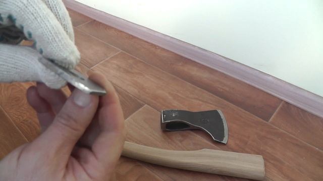 Топор- топорище и клин.